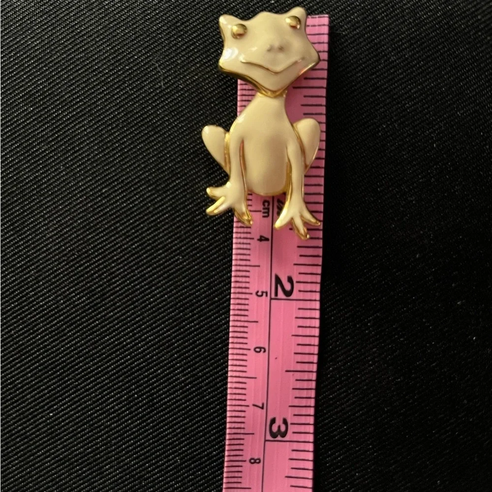 Vintage Monet frog brooch